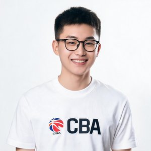 一位戴着眼镜的年轻男性，面带自信笑容，穿着CBA文化衫